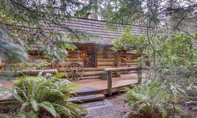 Greenbank Cabin | Rustic pond-front log cabin with fireplace & central AC