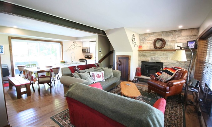 The Blue Mountains Ski Chalet | Rustic & Relaxing Chalet, Lots of Parking, Walk to Village.
