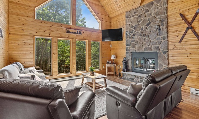 Mount Pocahontas House | Rustic Retreat - Fire-pit, Hot-Tub and more!
