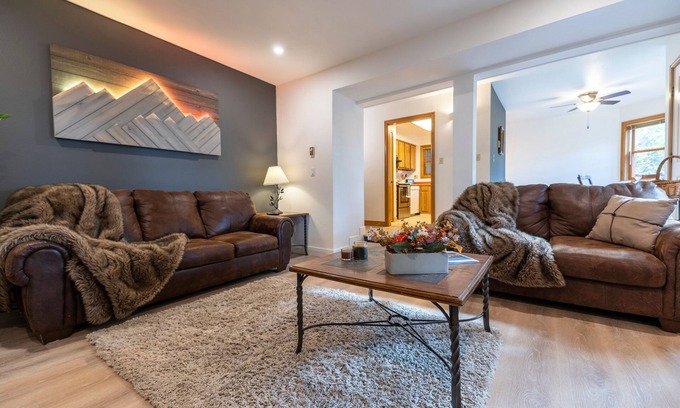 Durango Condo | ⭐ Rustic Retreat In Town with pool & hot tub ⭐