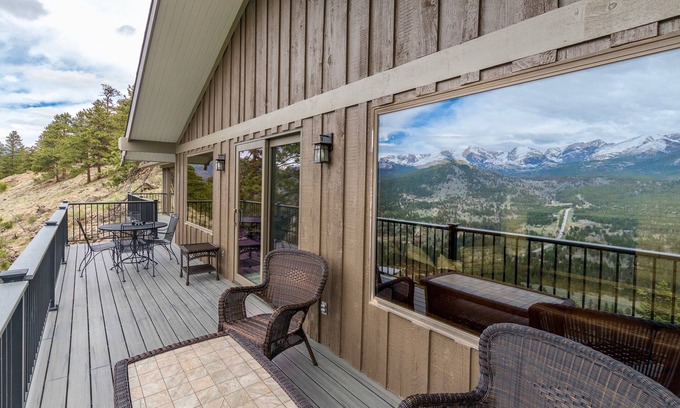 Windcliff Estates House | Rustic Retreat Vacation Home at Windcliff by RedAwning