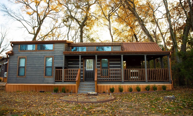 Mount Vernon Cabin | Rustic Retreat W/One Bedroom & loft With Outdoor Fireplace