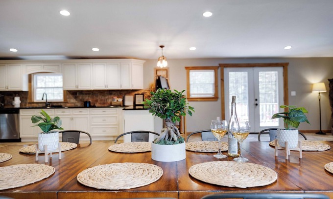 Jonas House | Rustic Retreat with Game Haven