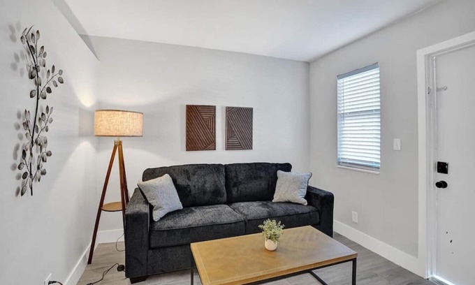 Poinciana Park Apartment | Rustic Retreats: 1BR for 4 guests minutes from Las Olas