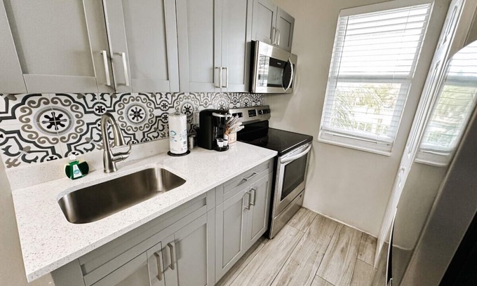 Poinciana Park Apartment | Rustic Retreats: Beachy 1BR for 4 guests in the heart of Fort Lauderdale