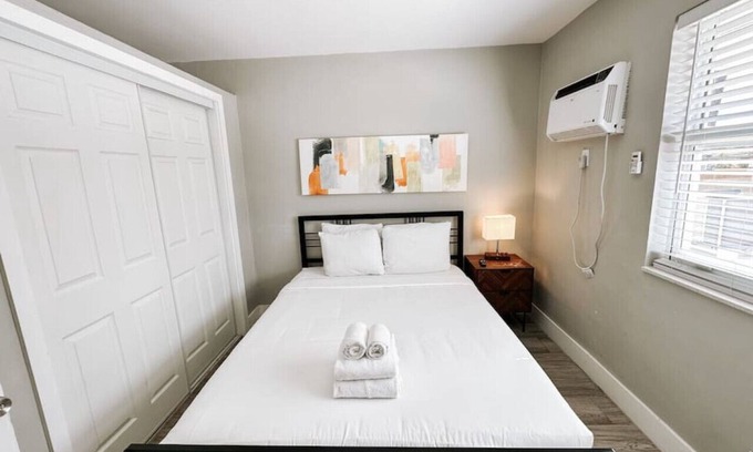 Poinciana Park Apartment | Rustic Retreats: 1BR for 4 guests minutes from Las Olas