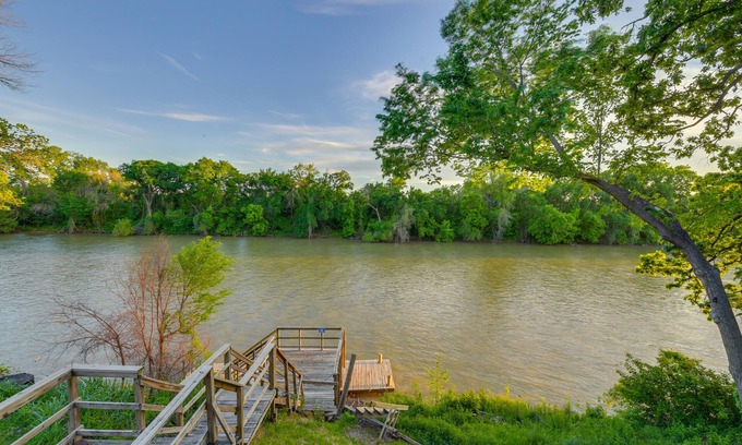 Waco Apartment | Rustic River Cabin w/Dock + Covered Deck!