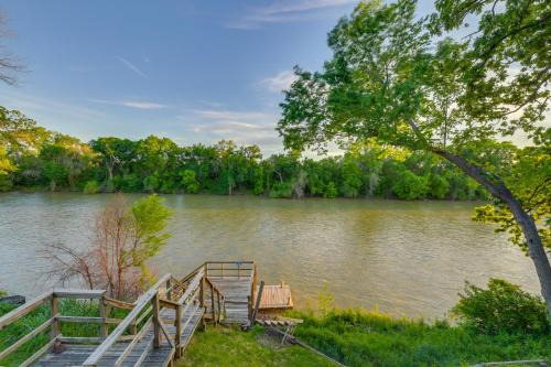 Waco Apartment | Rustic River Cabin with Dock and Covered Deck!