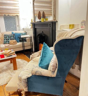 Windsor City Centre Ski Chalet | Rustic Royal Windsor Castle Cottage alfresco dining characterful