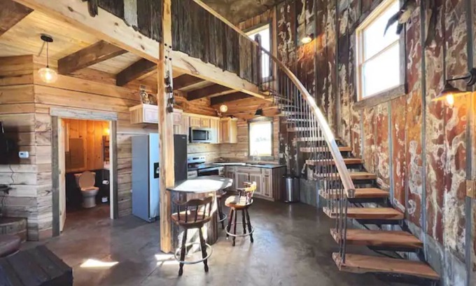 Lewistown Cabin | Rustic Silo Home, Huge Shower, Kitchen, Grill, Fire pit and Sunsets.