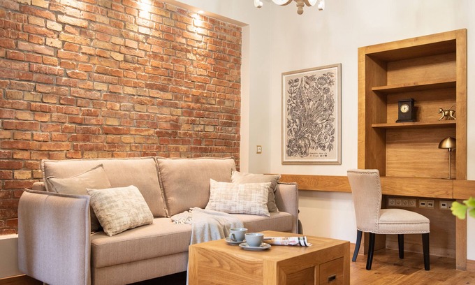 City Centre Apartment | Rustic Splendour - IR sauna, aircon, 3 bedrooms, 2 bathrooms, Wi-Fi