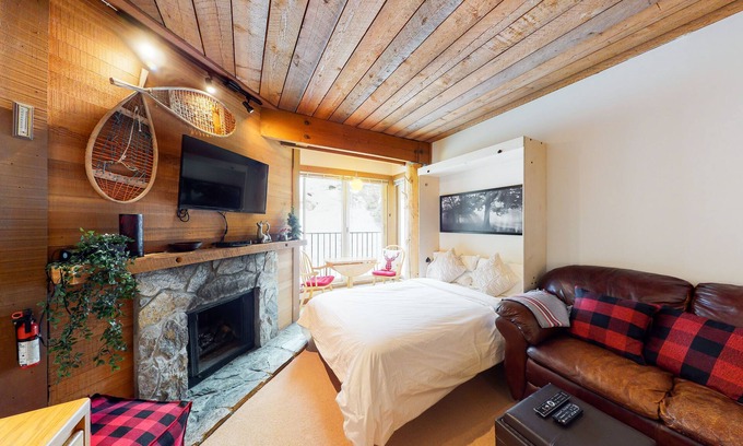 Big White Ski Resort Condo | Rustic studio near the slopes with hot tub, sauna, & efficient layout