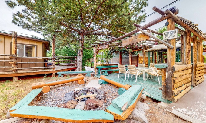 Cedaredge Cabin | Rustic studio with well-equipped kitchen