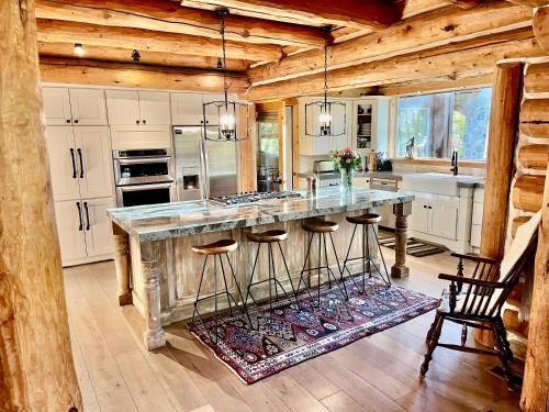 Sundance Villa | Rustic Sundance cabin sleeps 13 hottub firepits