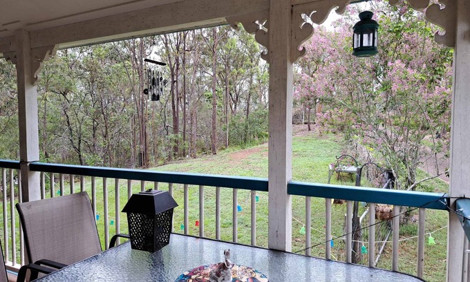 Mount Crosby House | Rustic Sunflower : A large Queensland style homestay. Family&Pets friendly.