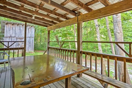 Taswell House | Rustic Taswell Cabin Grill and Walk to Patoka Lake!
