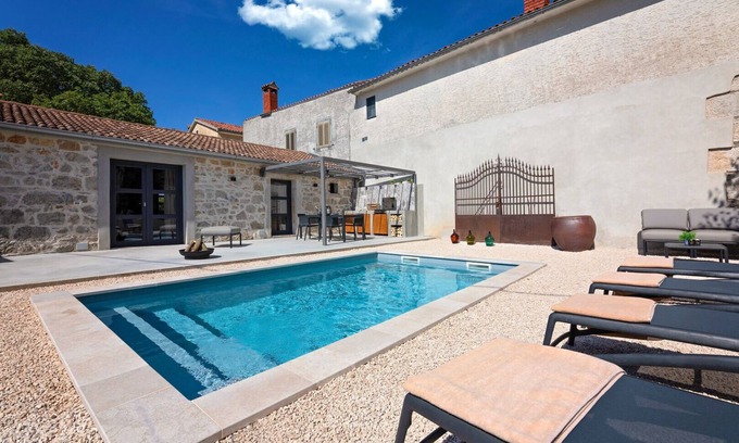 Vrznaveri Villa | Rustic villa Dvori with outdoor pool in Porec