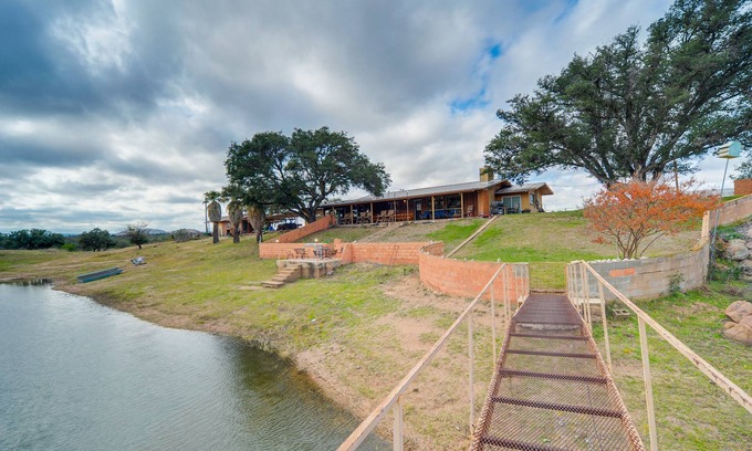Llano House | Rustic & Western House on Lake - Swim & Fish!