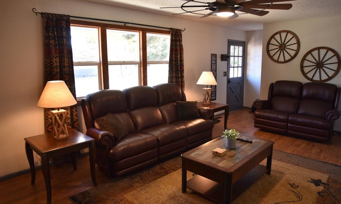 Williams House | Rustic Western Retreat steps from Rte 66 & Grand Canyon Train Depot-Pet Friendly