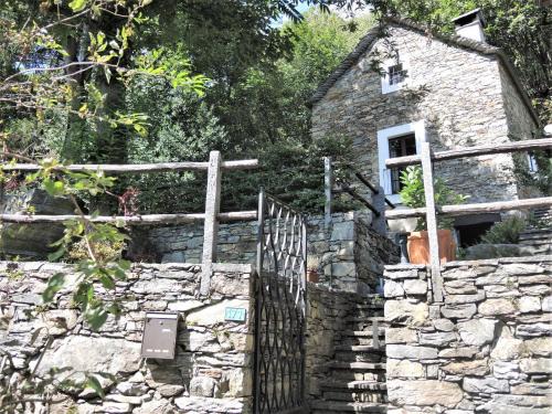 Riazzino House | Rustico Gatto by Fewotessin