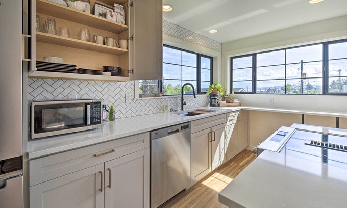 West End Apartment | 'Ruston Retreat' - Mod Home w/Rooftop Deck!