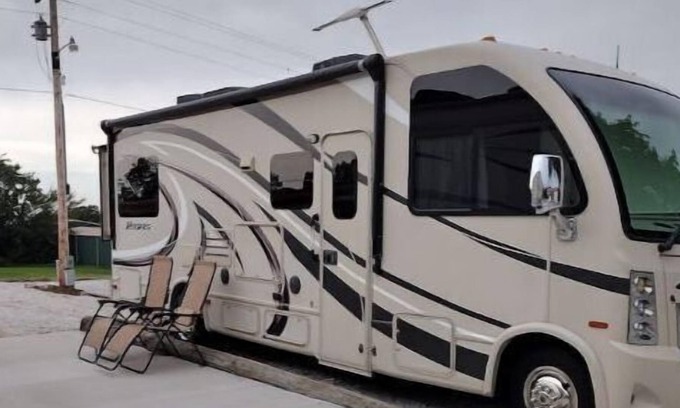Vian House | RV by the lake!
