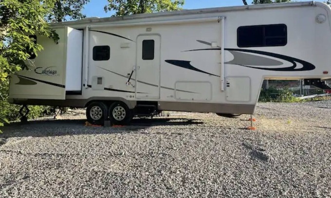 Warrensburg House | RV close to University of Central Missouri and Whiteman Air Force Base