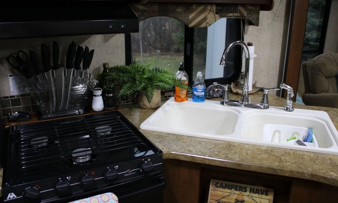 Mora House | RV Glamping at the Knife Lake Getaway Homestead- King's Corner