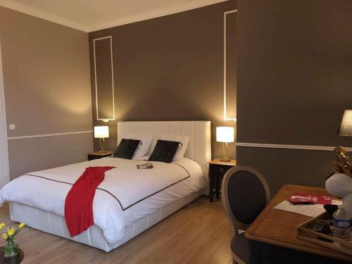 Cluis Bed & Breakfast | Séjour de Charme au Château avec Petit-Déjeuner et Parking - FR-1-591-705