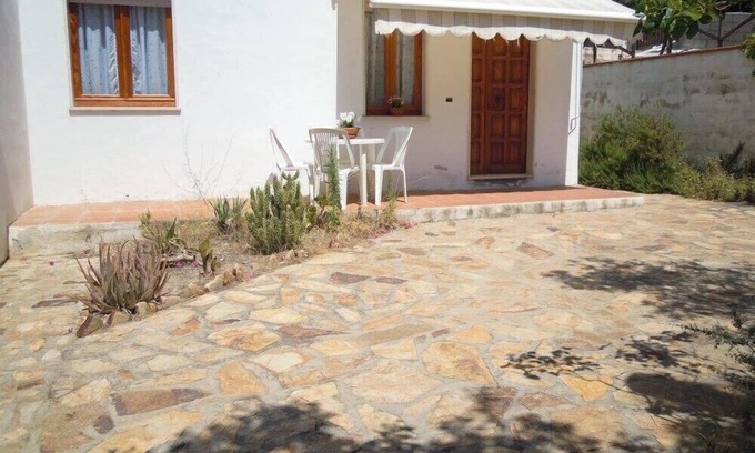 Posada Apartment | S'Apposentu-Casa l'Olivastro. 100 sqm garden with outdoor shower and barbecue.