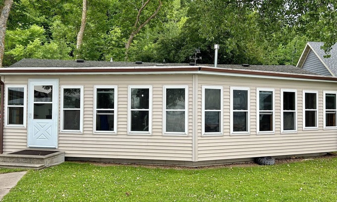 Detroit Lakes Cottage | S Side Lake Melissa ~ Flat Lot ~ Heart of DL Lakes Country ~ Sunroom ~ Sandy