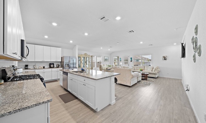 Southside House | SA Rancho La Mission Getaway | Wi-Fi | Yard | BBQ