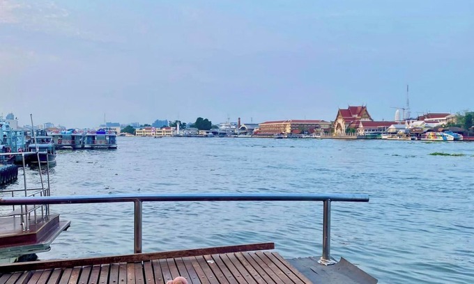 Siriraj Boat Rental | Sabai Sabai Liveaboard Bangkok Your Stay on the river in the center of Bangkok.