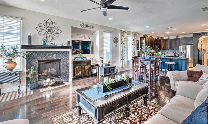 Regency Park House | Sacramento Getaway ~ 10 Mi to Dtwn!