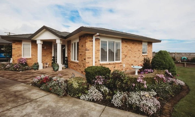 New Plymouth House | Saddle Row: Family Home Near CBD