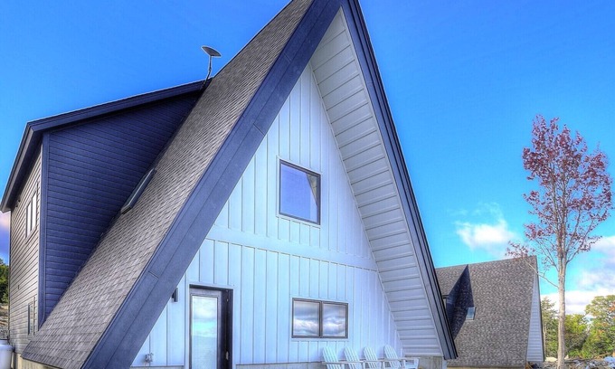 Rangeley House | Saddleback - Maine Alpin Haus beautiful trailside ski-in/ski-out A-Frame with mountain views