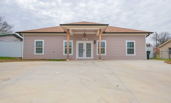 Killeen House | Safari themed 8 bedrooms 3 bath home with 3 - 4 dining areas & grand kitchen