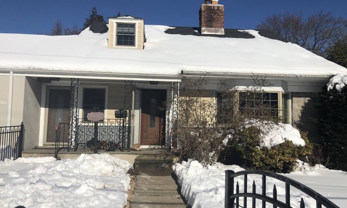 North Side House | Safe and easy walk to NYC Trains