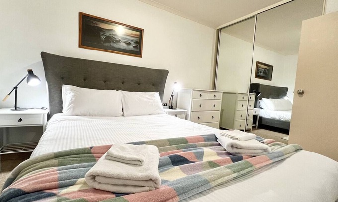North Adelaide Condo | Safe & secure 2 bedroom apartment on Melbourne St, North Adelaide. Near CBD and Hospital. Free Park.