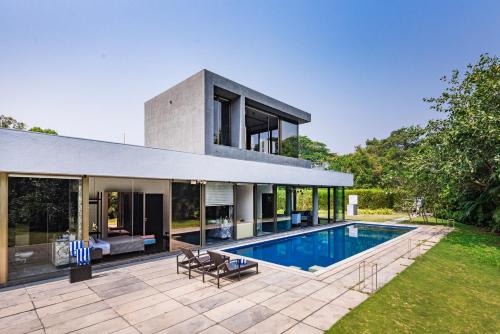 Alibaug Villa | SaffronStays Glasshouse 91
