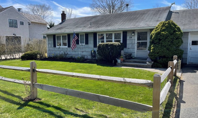 Sag Harbor House | Sag Harbor VillagenPrivate, 2-bedroom 60's ranch, 5 minute walk to Main Street