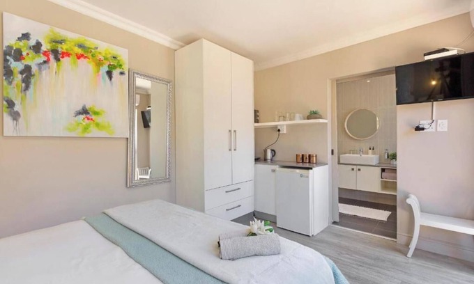 Tokai Bed & Breakfast | Sage Self-catering Room - 2 On Lismore Guesthouse