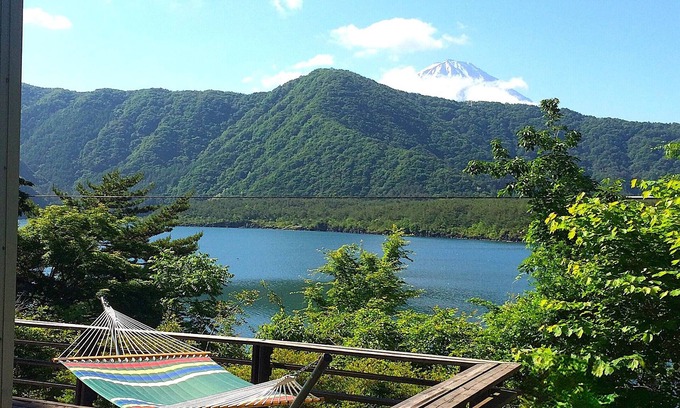 Fujikawaguchiko Cottage | Saiko Lakefront cabin for 10/Fuji view BBQ/Jacuzzi/petOK/5min dr Kawaguchi Lake