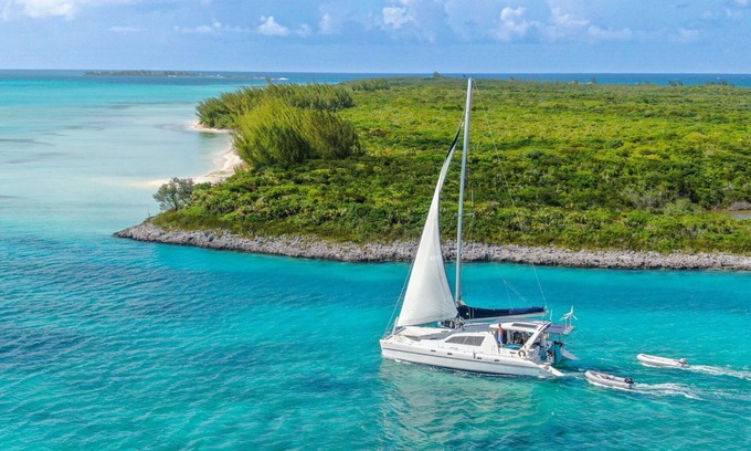 Calvin Hill Boat Rental | Sailing catamaran yacht for your next vacation to the Berry islands, Bahamas