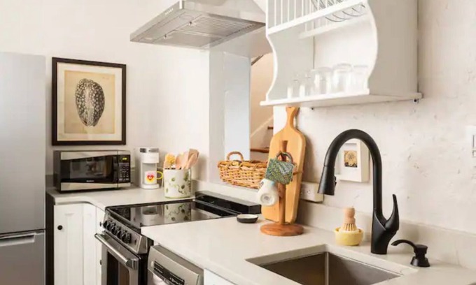 Manayunk Cottage | Saint Davids Cottage: Walk to Train, Main Street in the heart of Manayunk