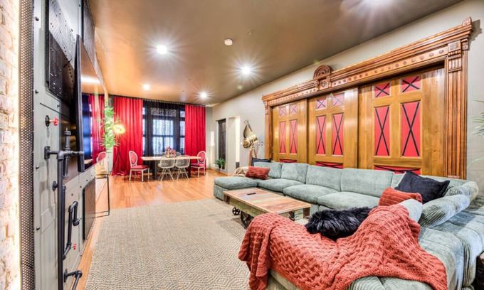 Plateau Mont Royal Apartment | Saint Denis' Prestige - Big Groups & Nightlife VIP