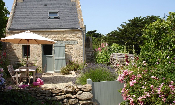 Saint-Pierre-Quiberon House | Saint Pierre Quiberon: The countryside by the sea. Small stone country house.