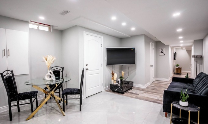 Brampton Bed & Breakfast | SAINT SUITES EXECUTIVE STAY 2B + 1B