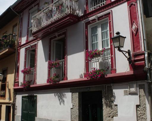 Lekeitio Apartment | Saioa`s red house