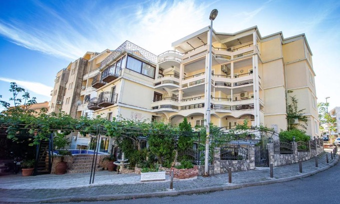 Lazi House | Saki Apartments
